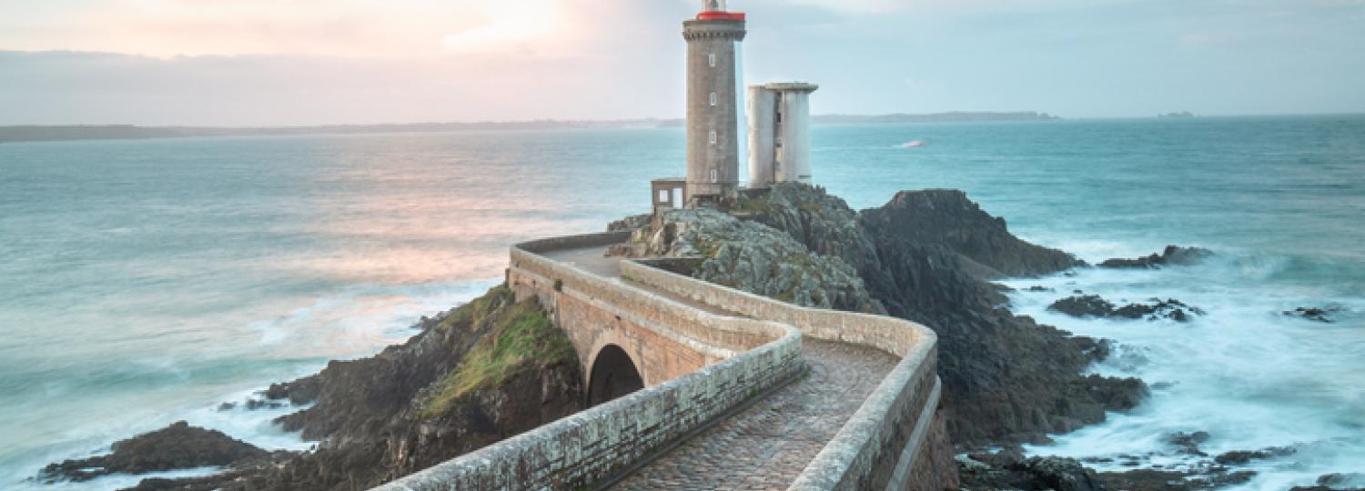 visite brest - plage du petit minou et phare au loin